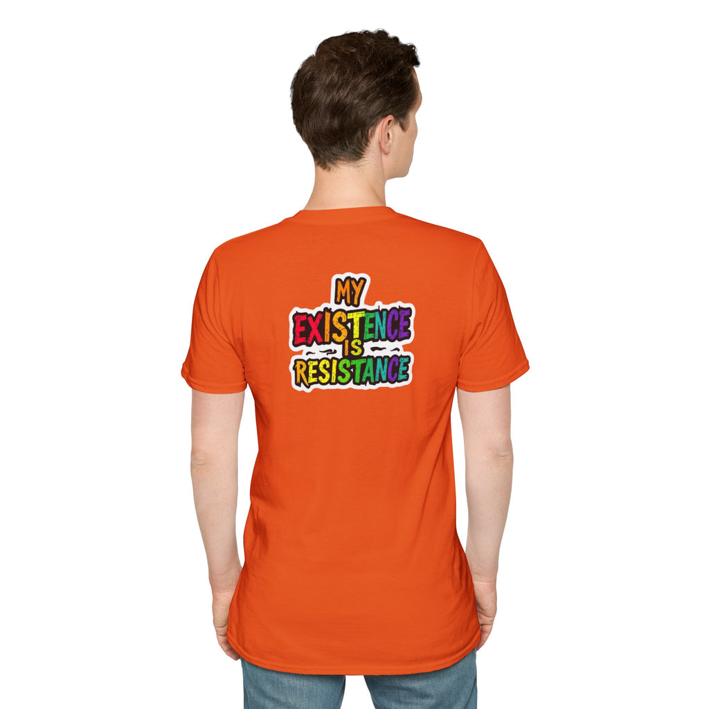 Camiseta unisex Softstyle - Diseño de corazón de orgullo con la frase 'La existencia es resistencia'