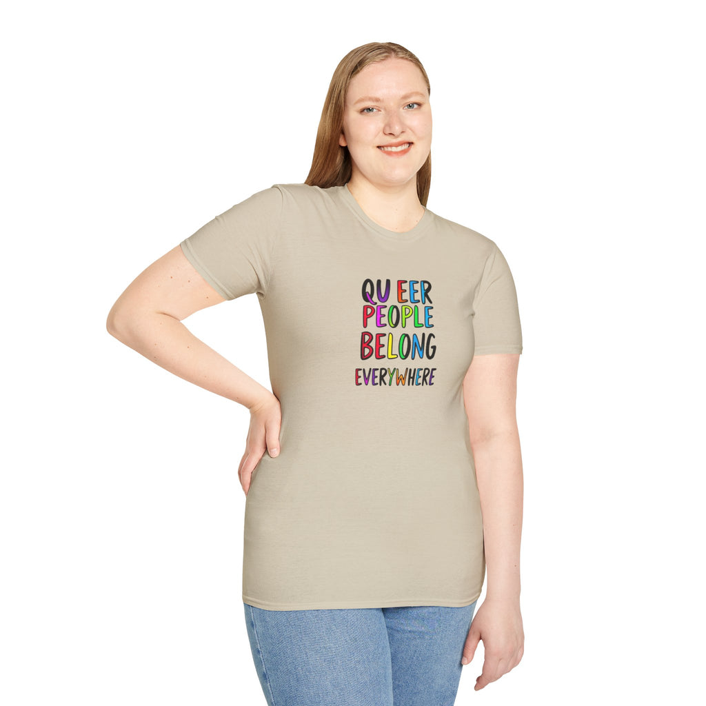 Camiseta unisex de estilo suave Queer Pride: "Las personas queer pertenecen a todas partes"