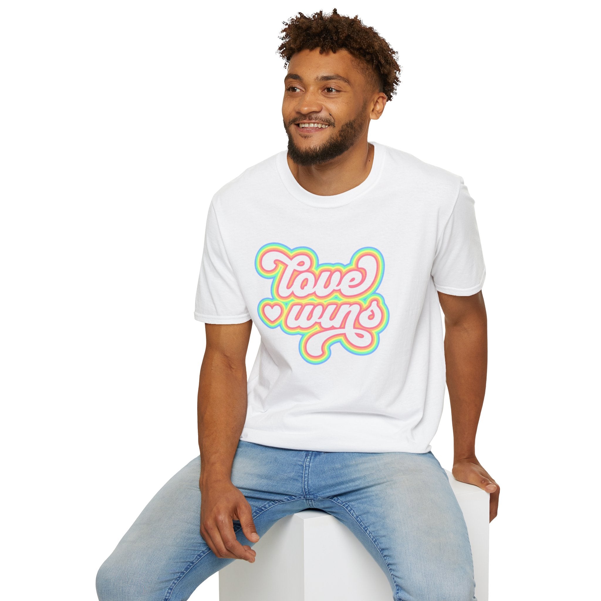 Camiseta unisex de estilo suave Love Wins: vibraciones positivas para el orgullo y el uso diario