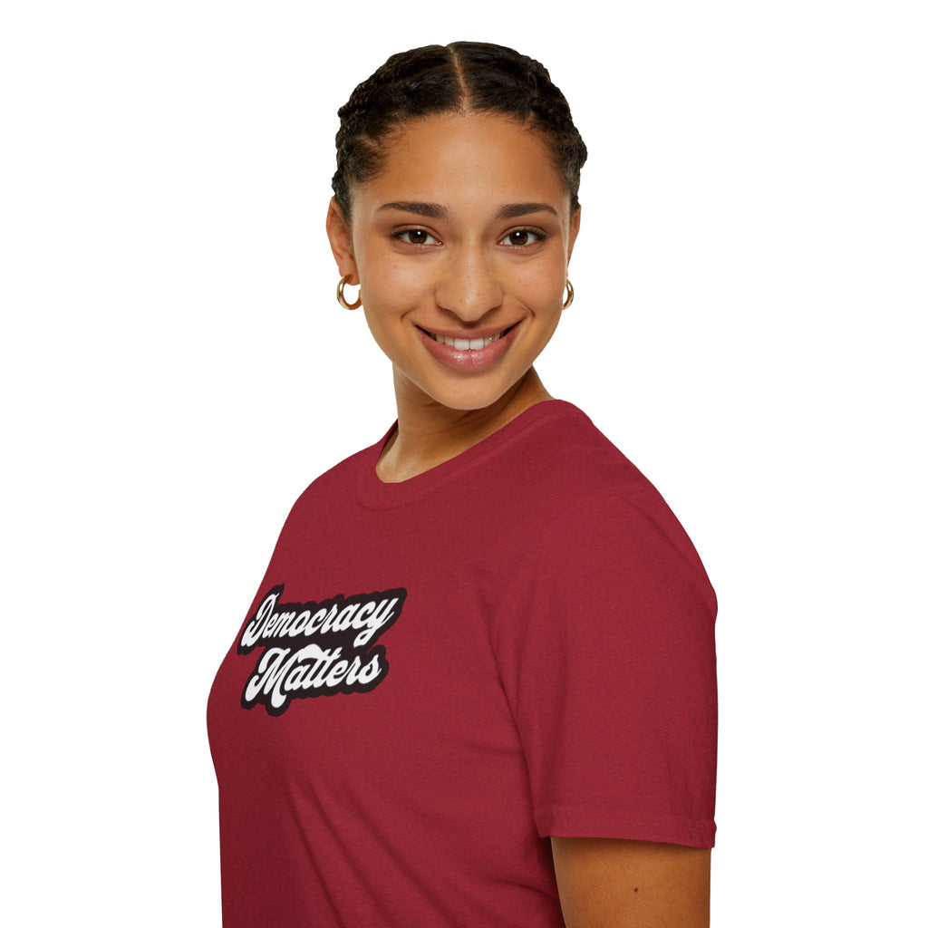 Camiseta unisex de estilo suave con gráficos "La democracia importa" y "Nosotros, el pueblo, estamos cabreados".