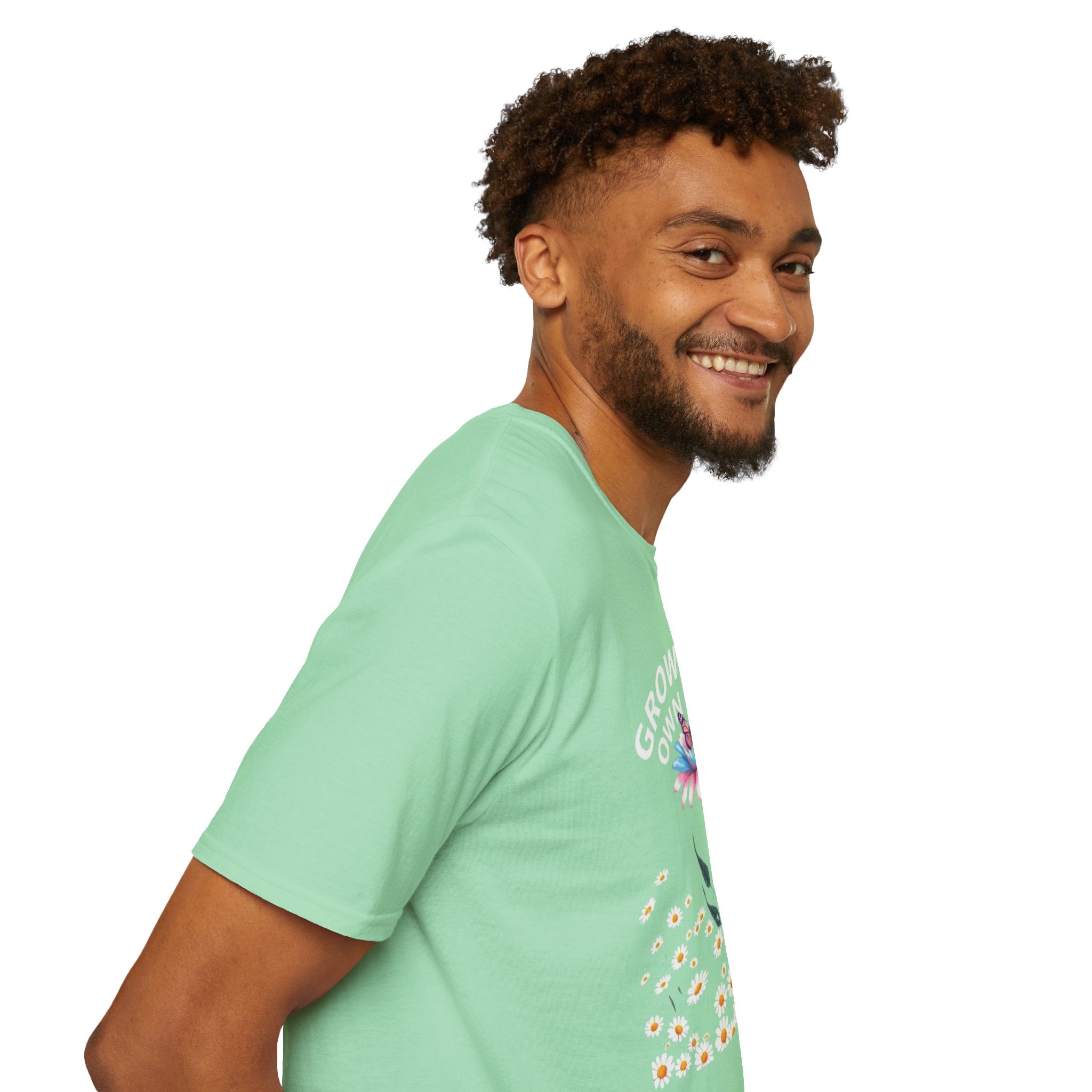 Camiseta unisex "Cultiva a tu manera" con orgullo trans - Diseño floral para amantes de la jardinería