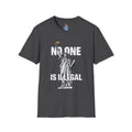 Camiseta unisex de estilo suave: camiseta gráfica con el lema "Nadie es ilegal" para defensores de la justicia social