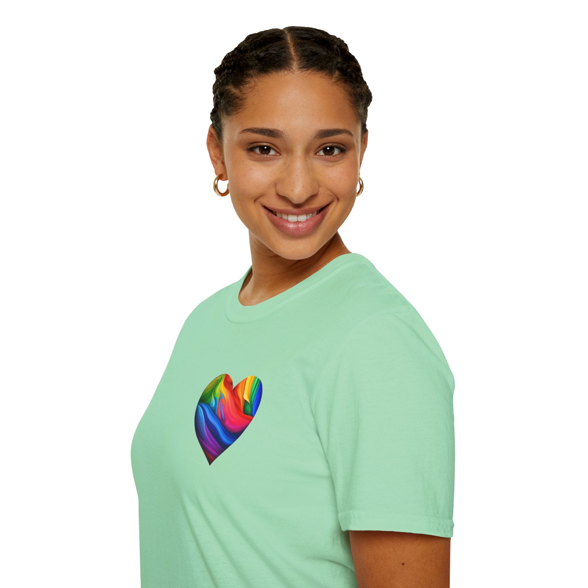 Camiseta unisex Softstyle - Diseño de corazón de orgullo con la frase 'La existencia es resistencia'
