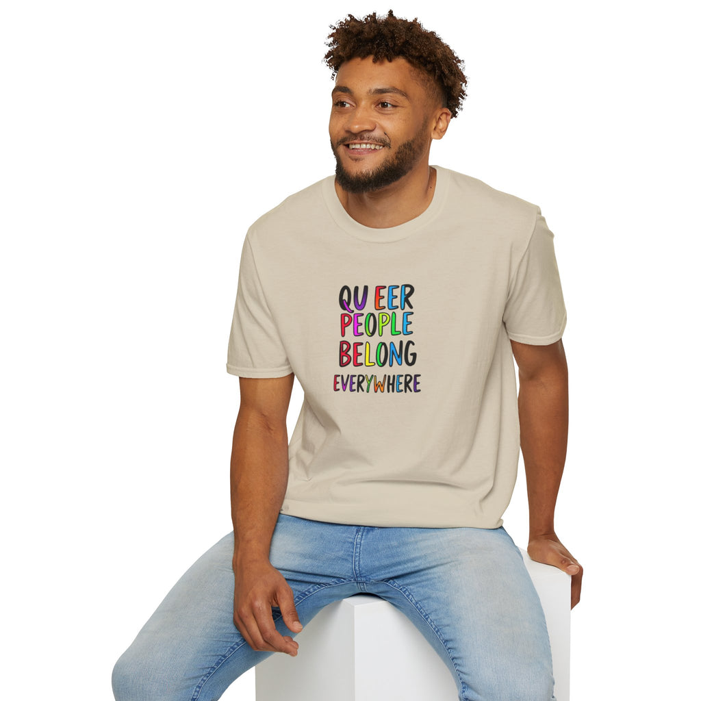 Camiseta unisex de estilo suave Queer Pride: "Las personas queer pertenecen a todas partes"