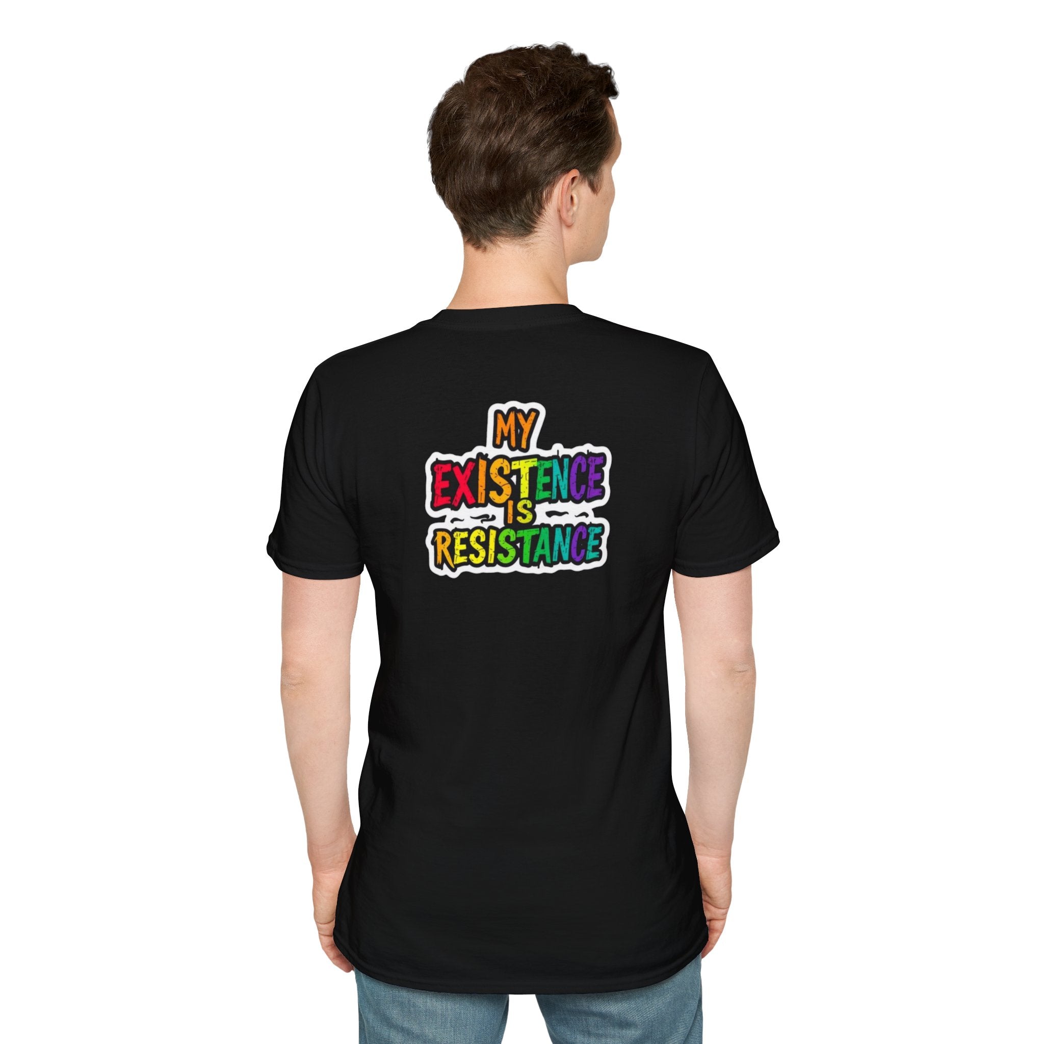 Camiseta unisex Softstyle - Diseño de corazón de orgullo con la frase 'La existencia es resistencia'