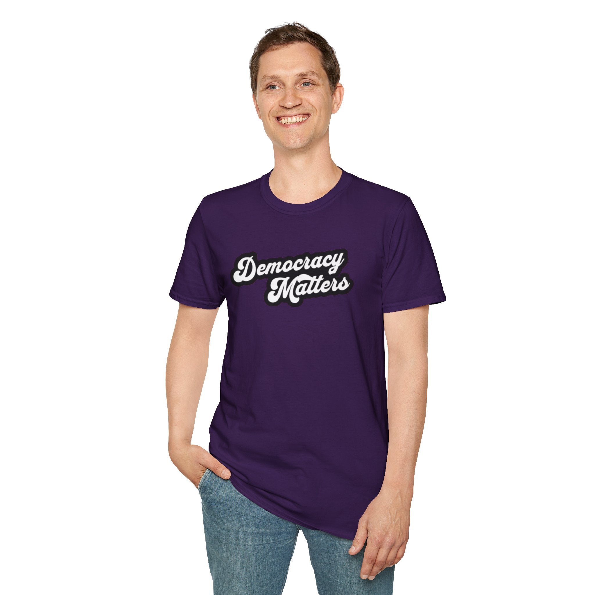 Camiseta unisex de estilo suave con gráficos "La democracia importa" y "Nosotros, el pueblo, estamos cabreados".