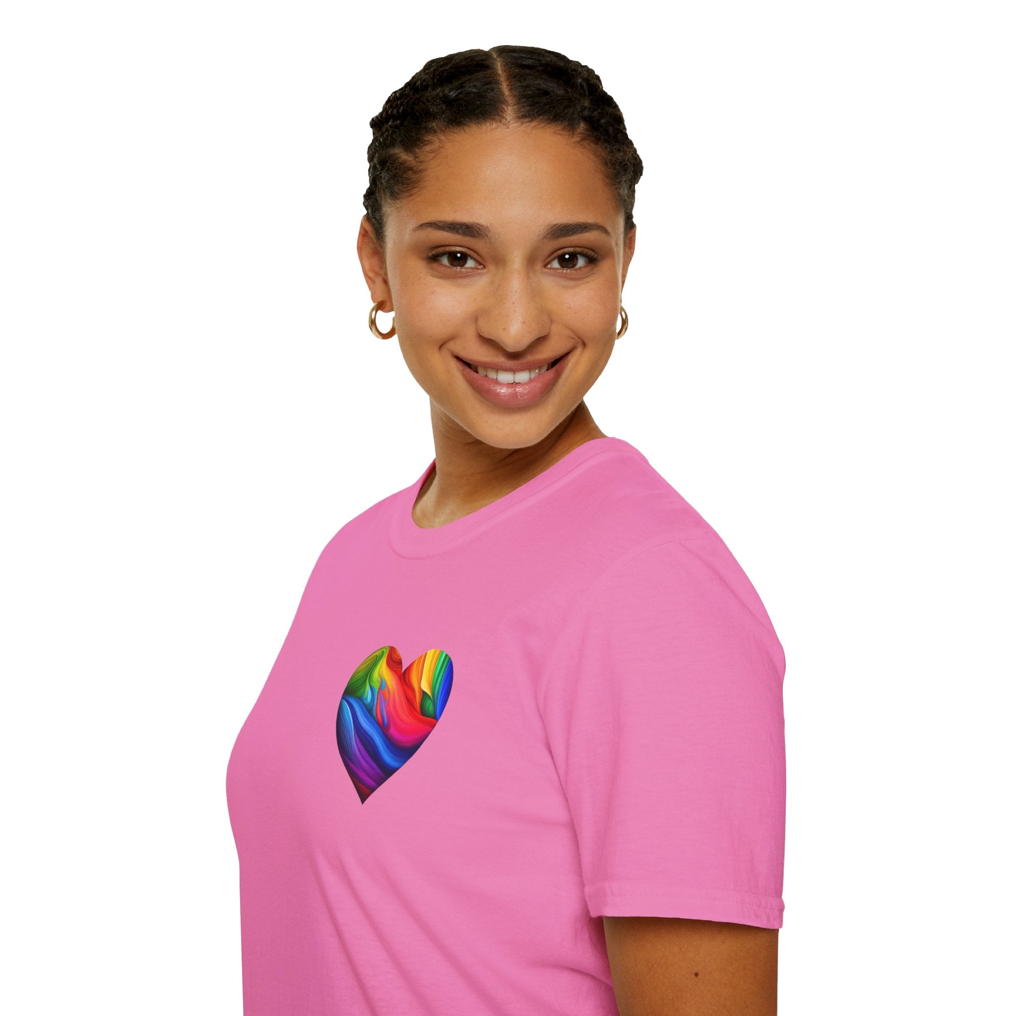 Camiseta unisex Softstyle - Diseño de corazón de orgullo con la frase 'La existencia es resistencia'