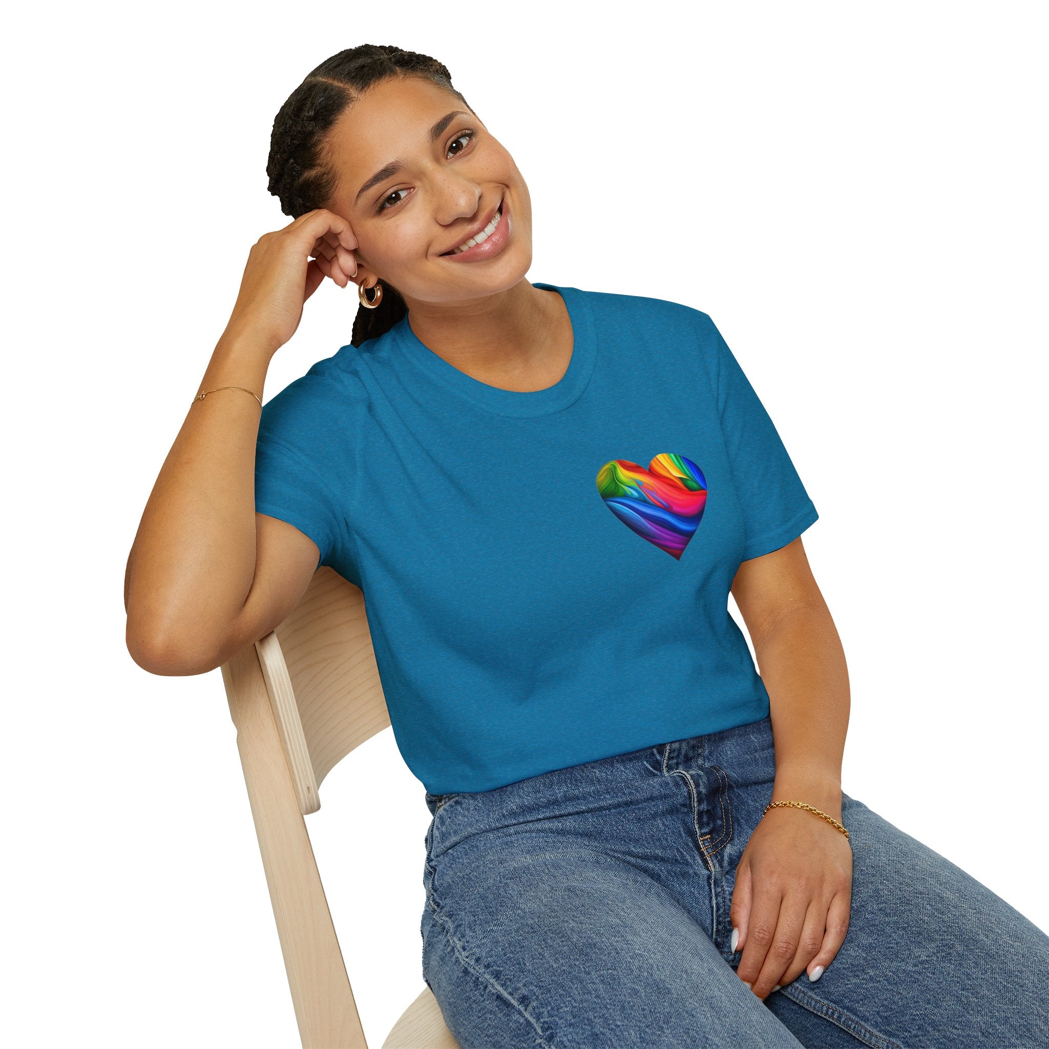 Camiseta unisex Softstyle - Diseño de corazón de orgullo con la frase 'La existencia es resistencia'