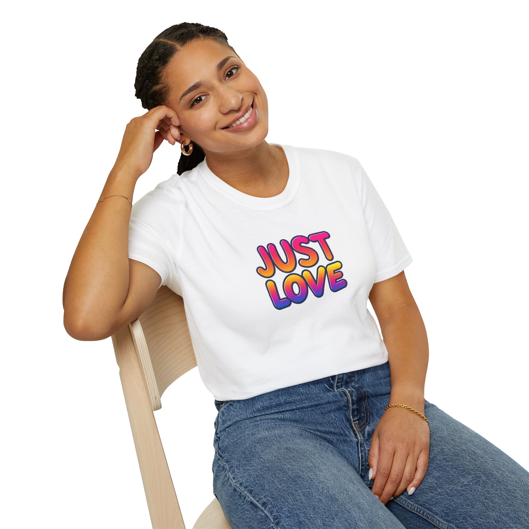 Camiseta unisex de estilo suave Just Love | Perfecta para el orgullo, los aniversarios y el uso diario
