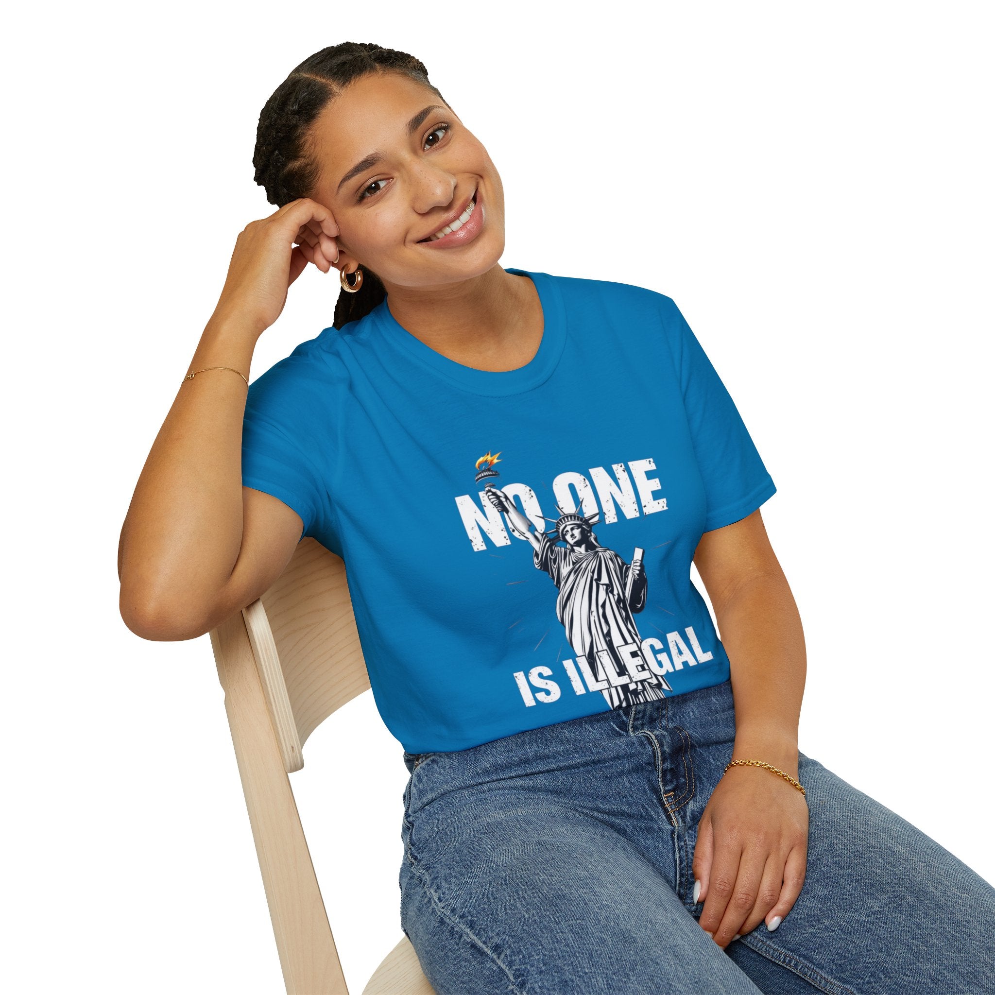 Camiseta unisex de estilo suave: camiseta gráfica con el lema "Nadie es ilegal" para defensores de la justicia social