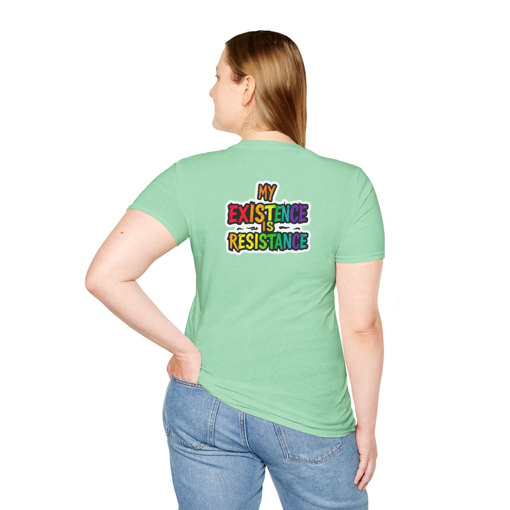 Camiseta unisex Softstyle - Diseño de corazón de orgullo con la frase 'La existencia es resistencia'