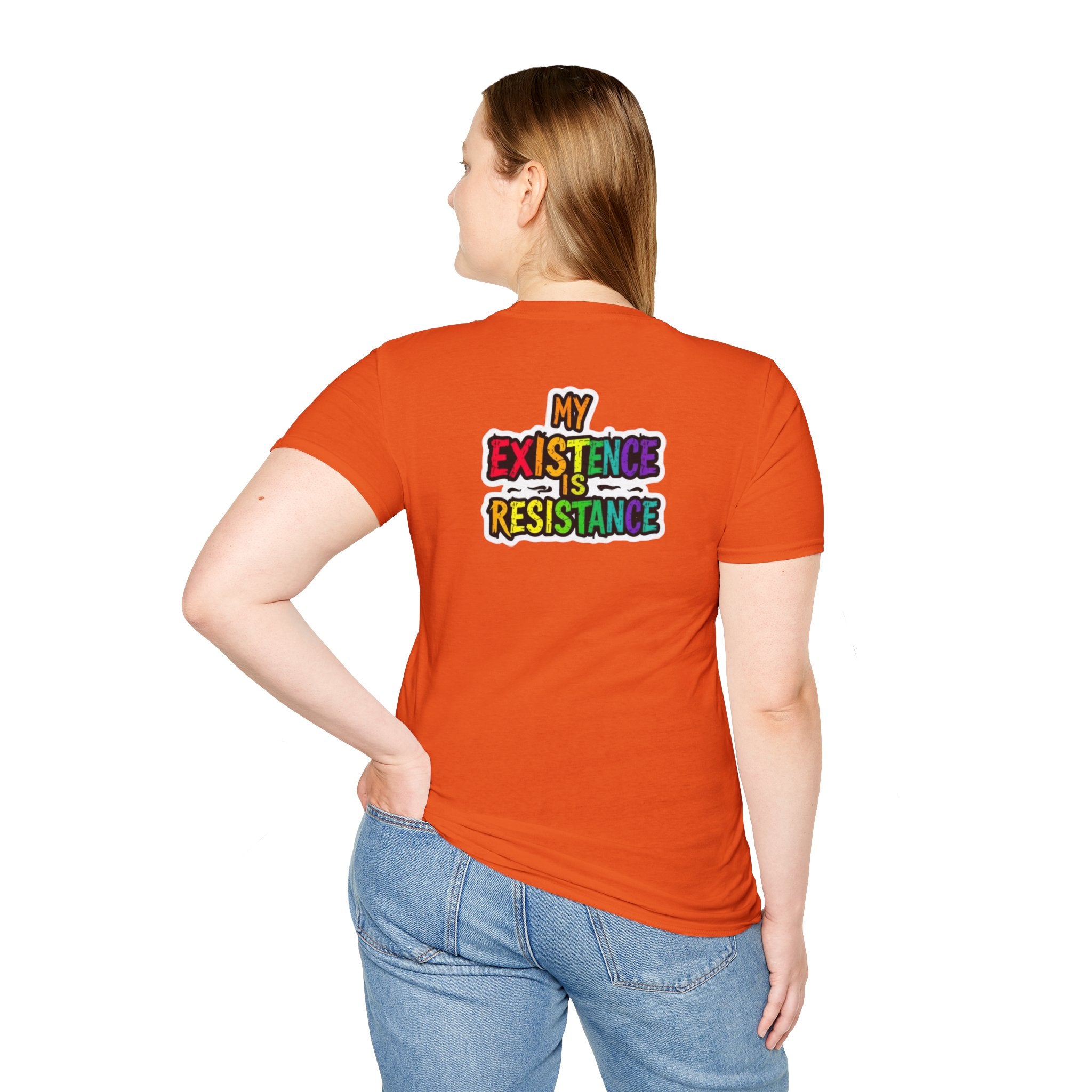 Camiseta unisex Softstyle - Diseño de corazón de orgullo con la frase 'La existencia es resistencia'