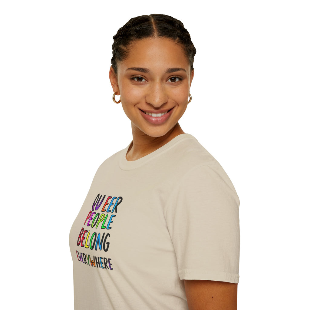 Camiseta unisex de estilo suave Queer Pride: "Las personas queer pertenecen a todas partes"