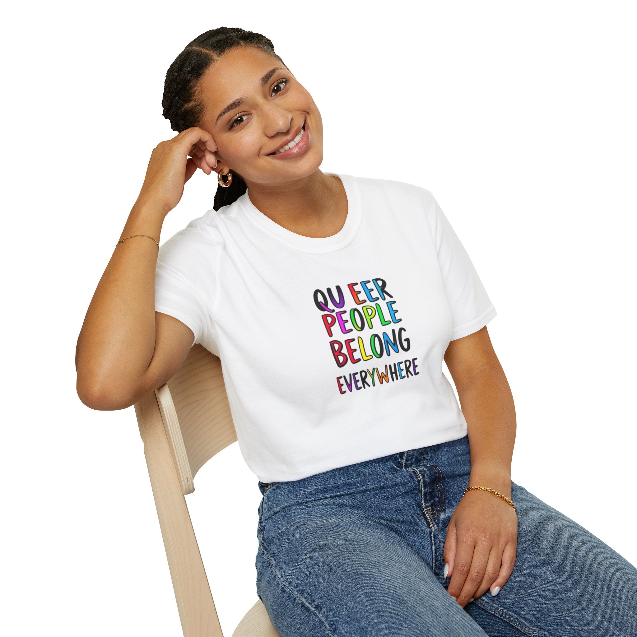 Camiseta unisex de estilo suave Queer Pride: "Las personas queer pertenecen a todas partes"