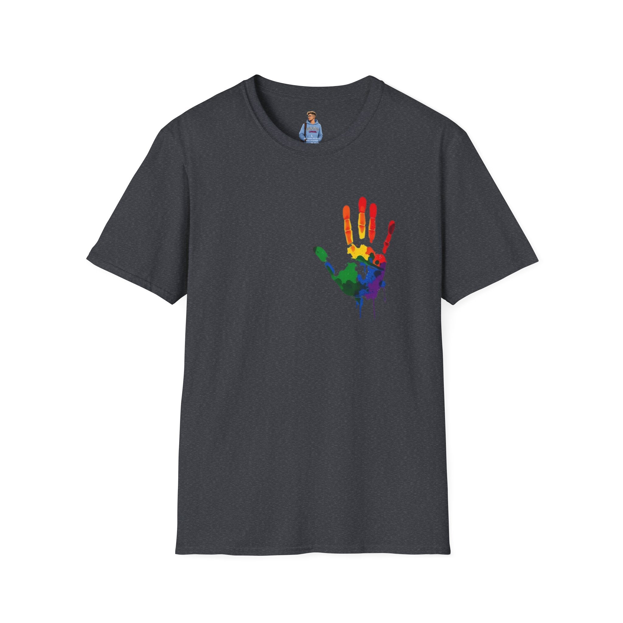 Camiseta unisex de estilo suave con arte inclusivo: «Huella de arcoíris, todos pertenecemos»