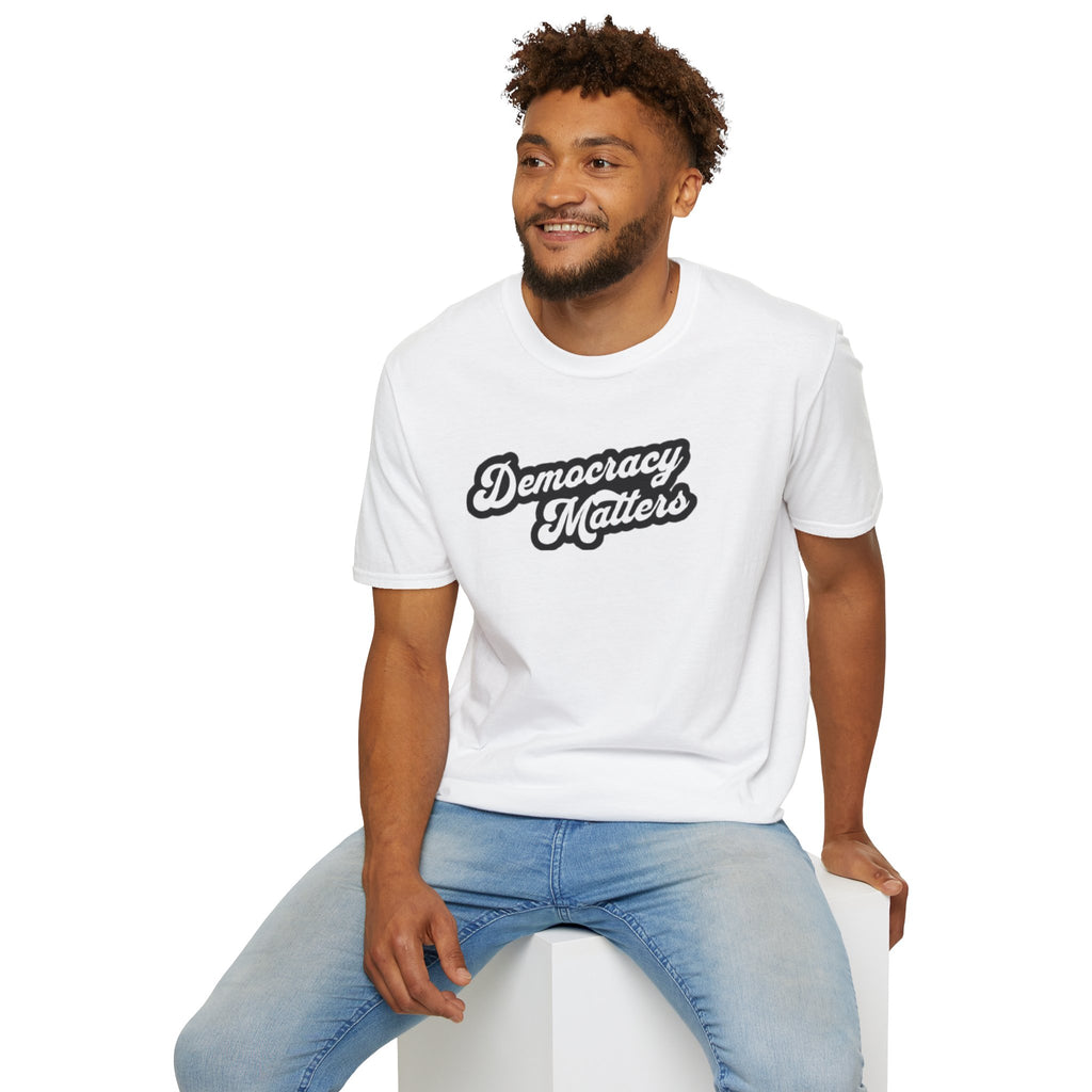 Camiseta unisex de estilo suave con gráficos "La democracia importa" y "Nosotros, el pueblo, estamos cabreados".