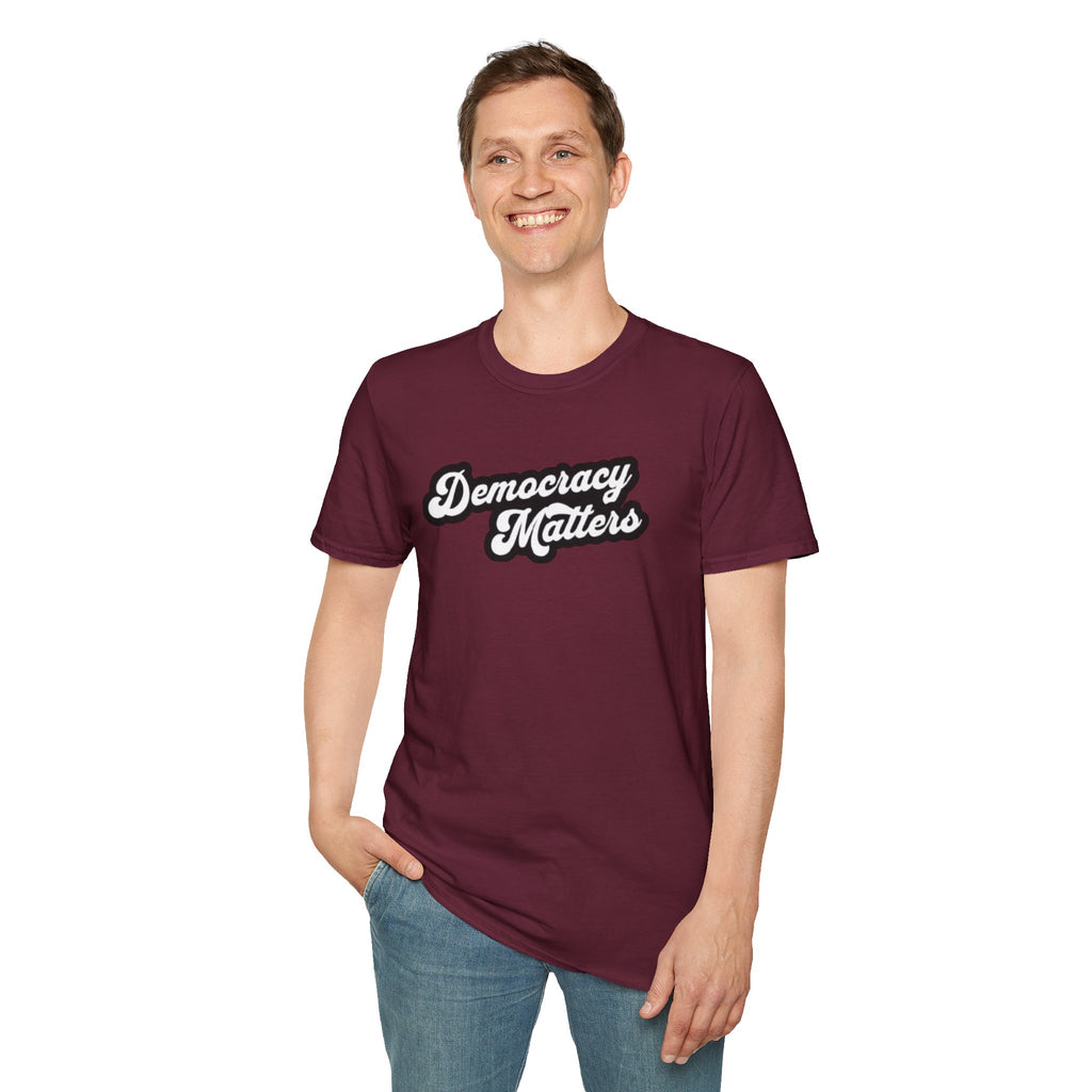 Camiseta unisex de estilo suave con gráficos "La democracia importa" y "Nosotros, el pueblo, estamos cabreados".