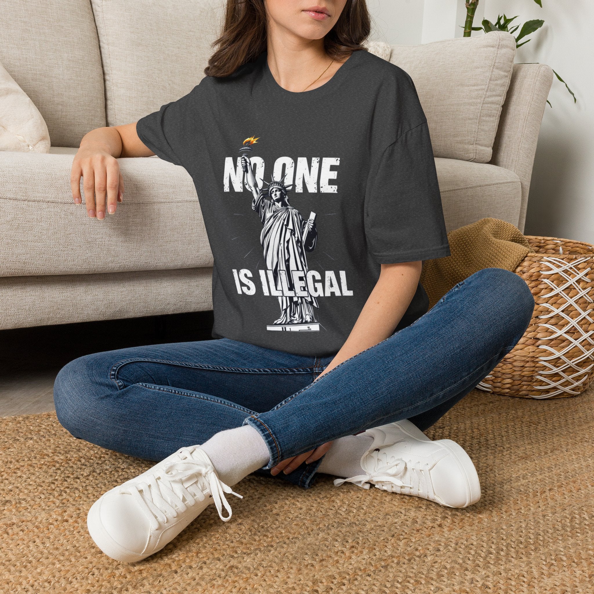 Camiseta unisex de estilo suave: camiseta gráfica con el lema "Nadie es ilegal" para defensores de la justicia social