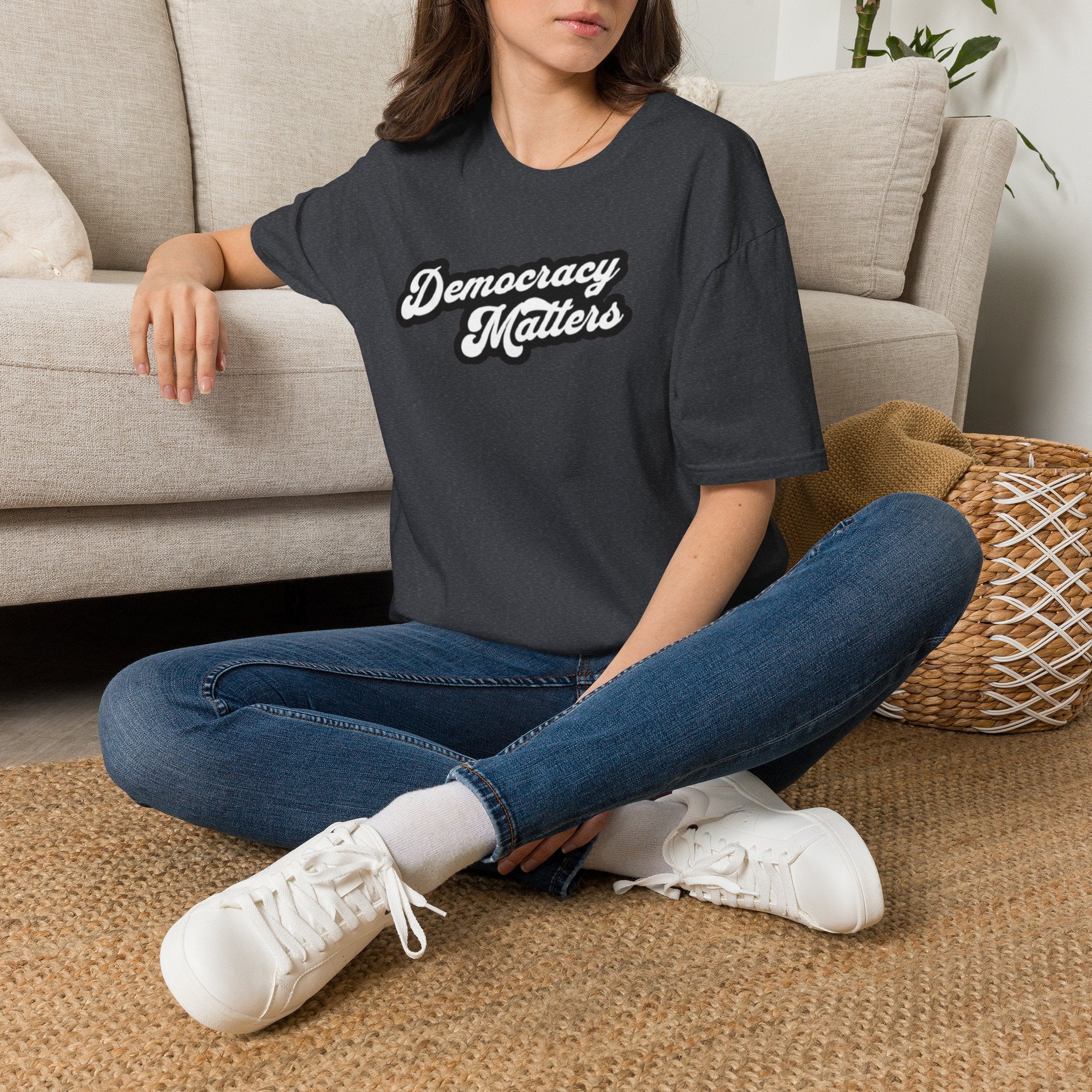 Camiseta unisex de estilo suave con gráficos "La democracia importa" y "Nosotros, el pueblo, estamos cabreados".