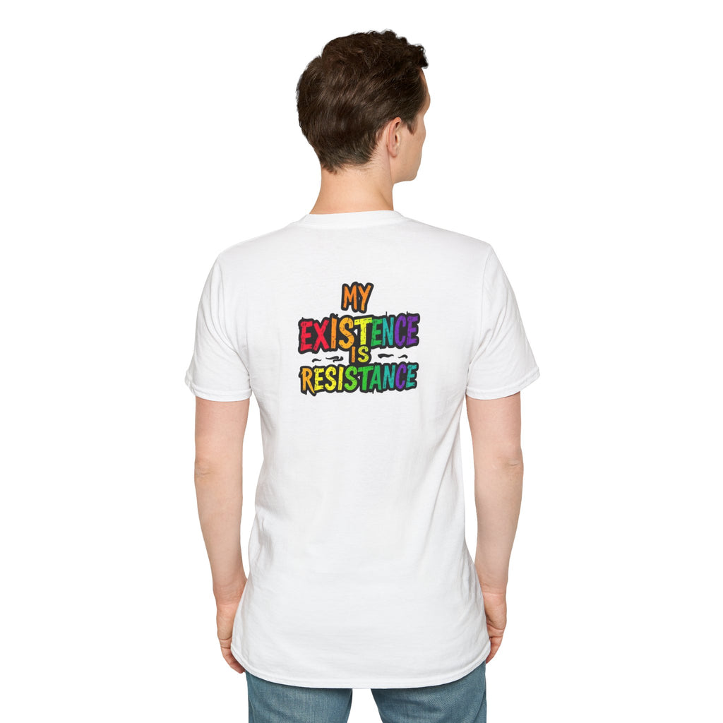 Camiseta unisex Softstyle - Diseño de corazón de orgullo con la frase 'La existencia es resistencia'