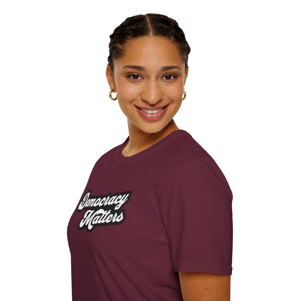 Camiseta unisex de estilo suave con gráficos "La democracia importa" y "Nosotros, el pueblo, estamos cabreados".