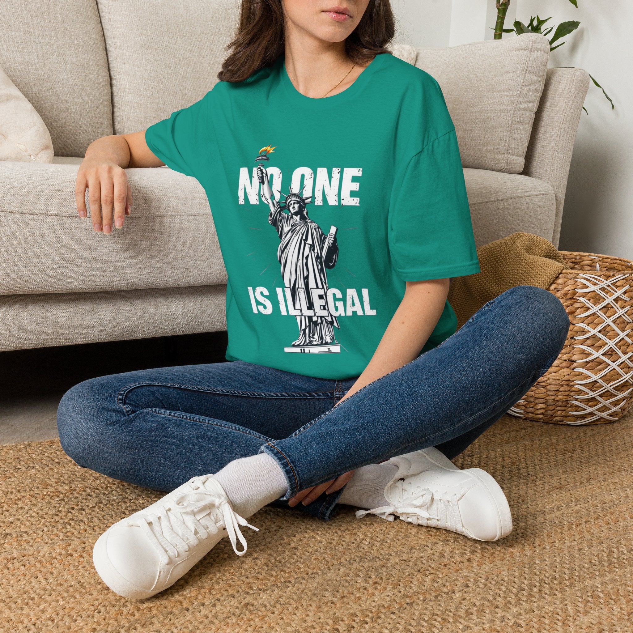 Camiseta unisex de estilo suave: camiseta gráfica con el lema "Nadie es ilegal" para defensores de la justicia social