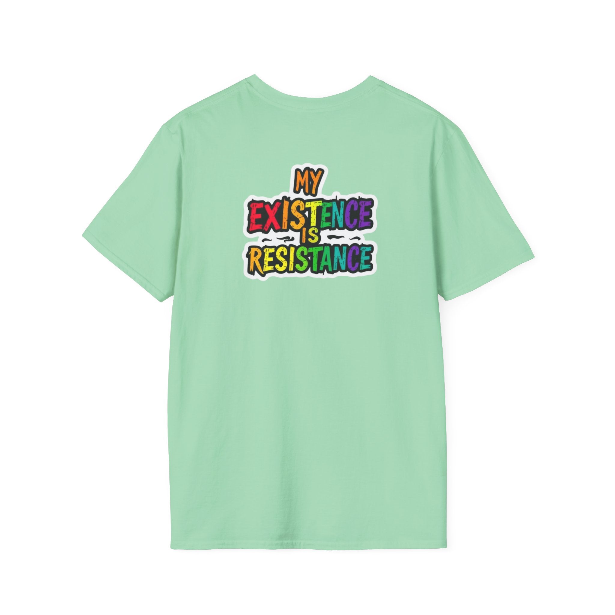 Camiseta unisex Softstyle - Diseño de corazón de orgullo con la frase 'La existencia es resistencia'