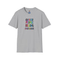 Camiseta unisex de estilo suave Queer Pride: "Las personas queer pertenecen a todas partes"