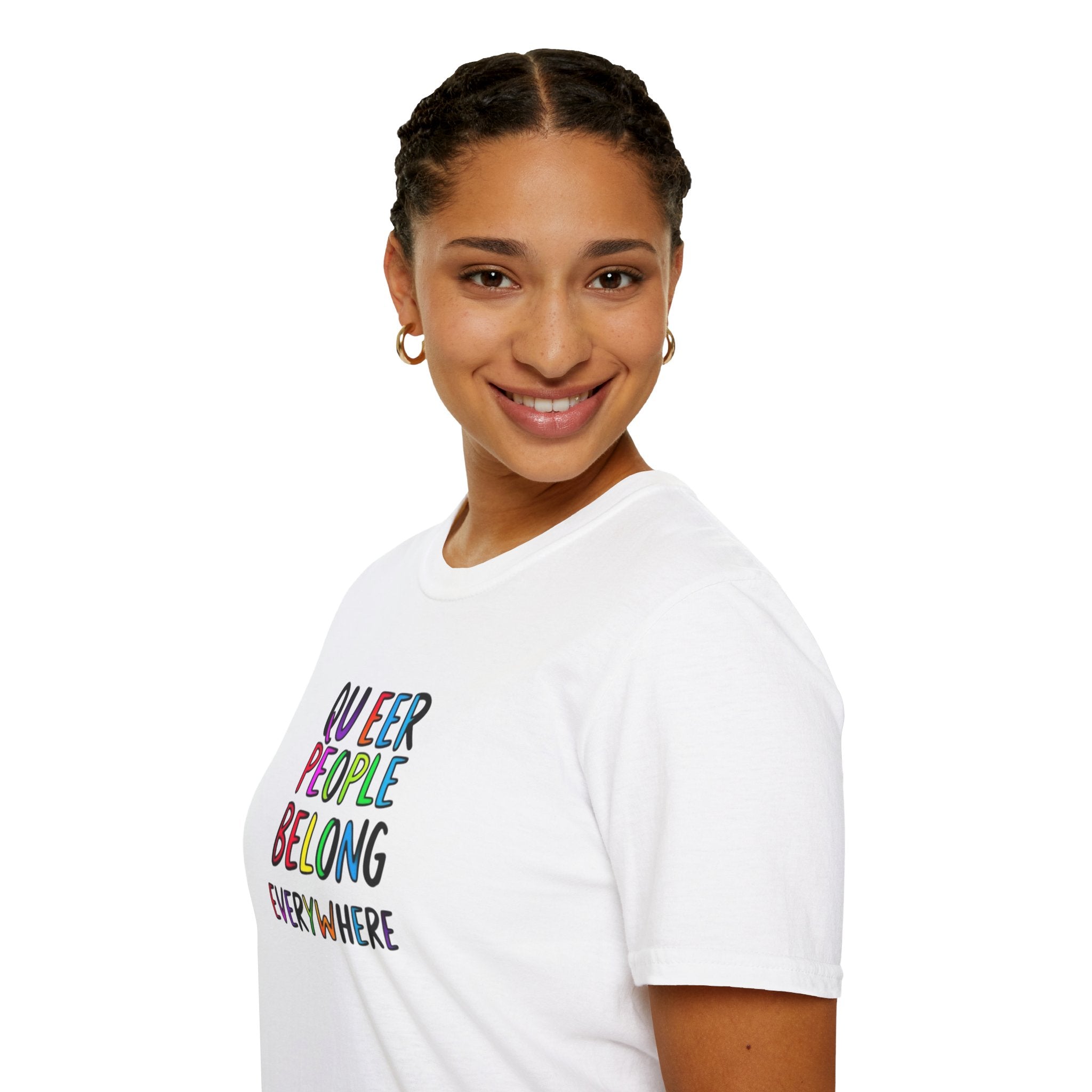 Camiseta unisex de estilo suave Queer Pride: "Las personas queer pertenecen a todas partes"