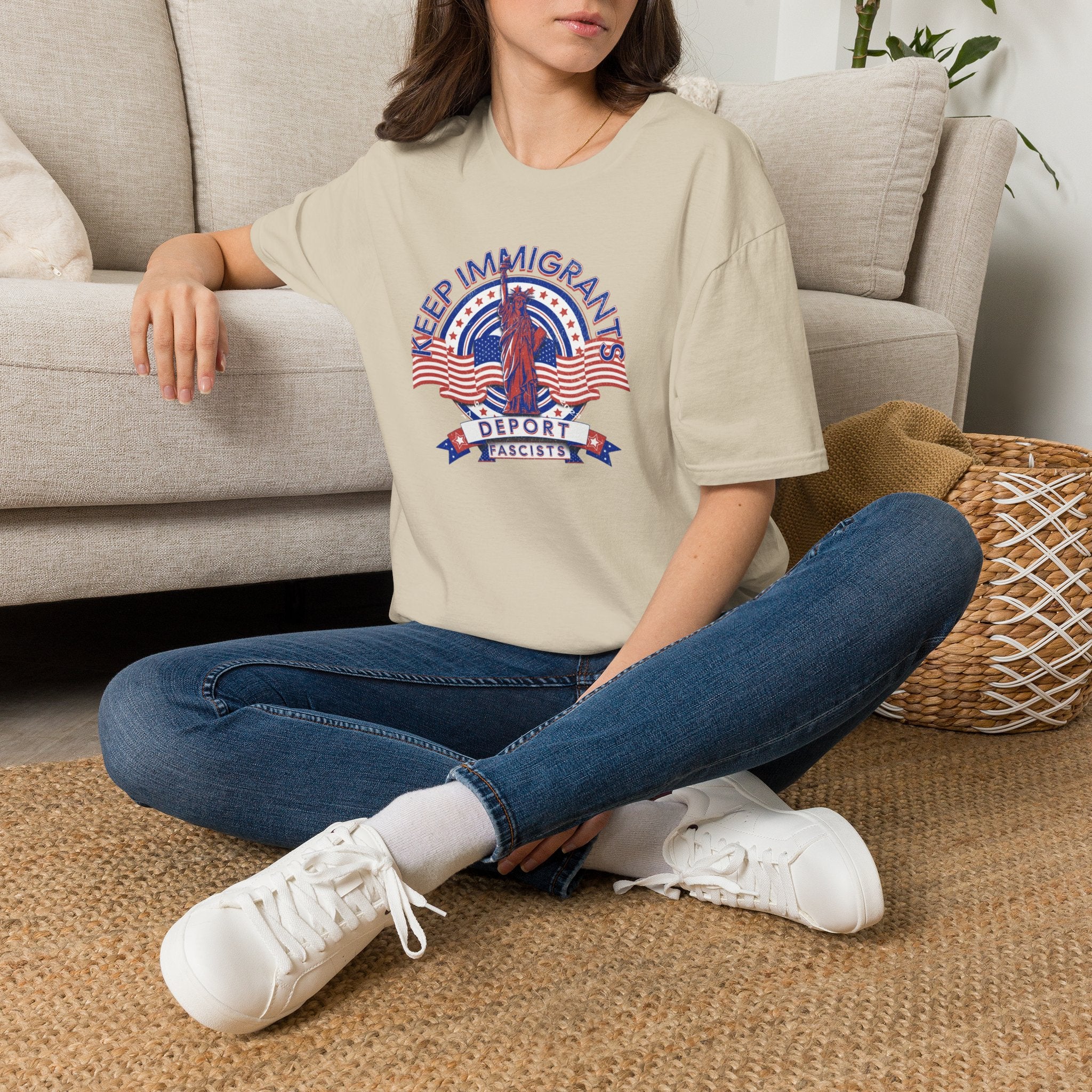 Camiseta unisex Patriota estadounidense: Mantengamos a los inmigrantes y deportemos a los fascistas: celebremos la libertad y la diversidad