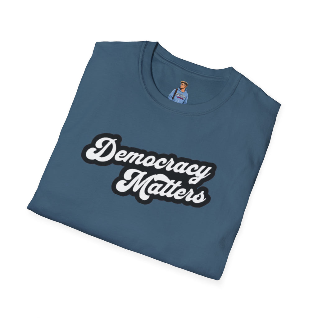 Camiseta unisex de estilo suave con gráficos "La democracia importa" y "Nosotros, el pueblo, estamos cabreados".