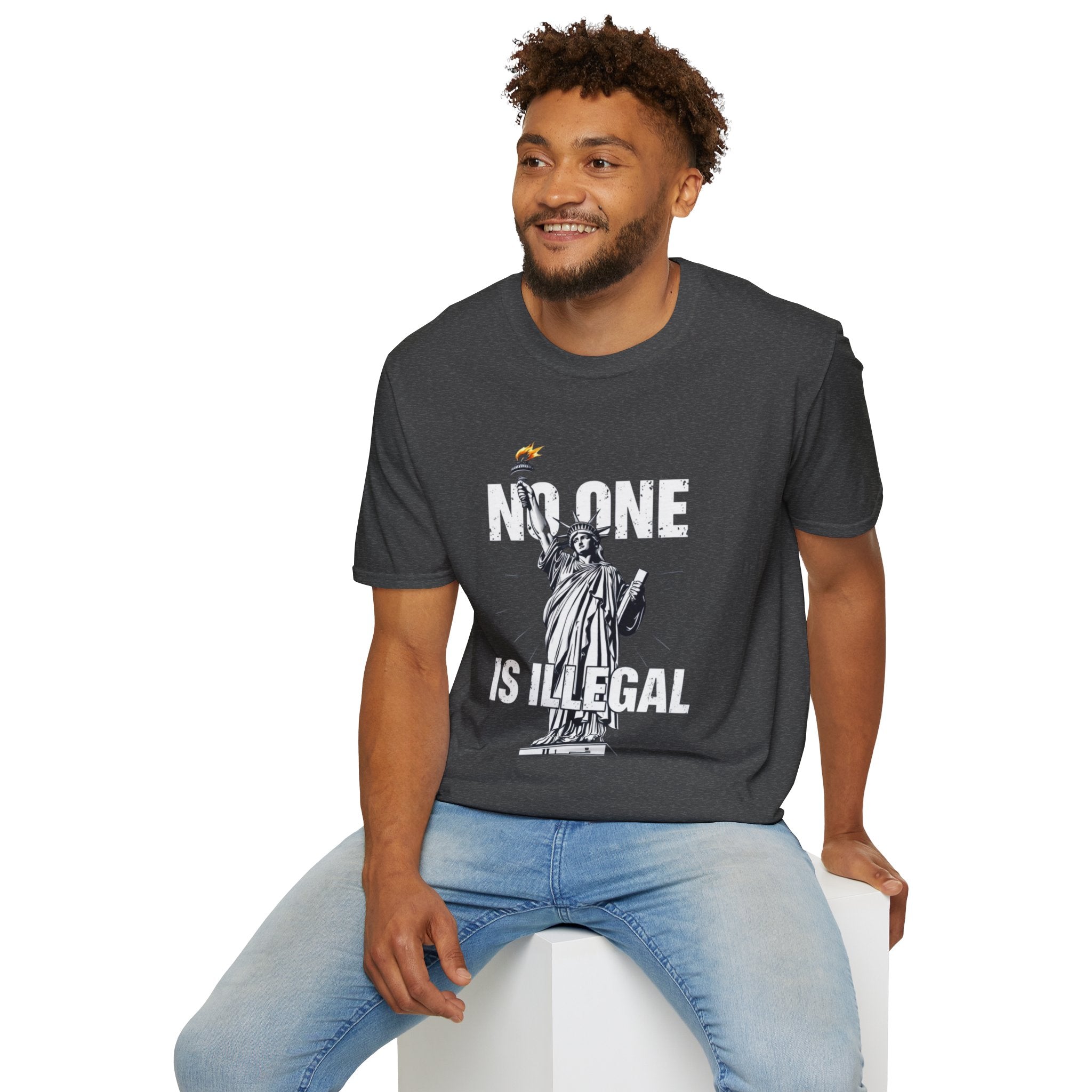 Camiseta unisex de estilo suave: camiseta gráfica con el lema "Nadie es ilegal" para defensores de la justicia social
