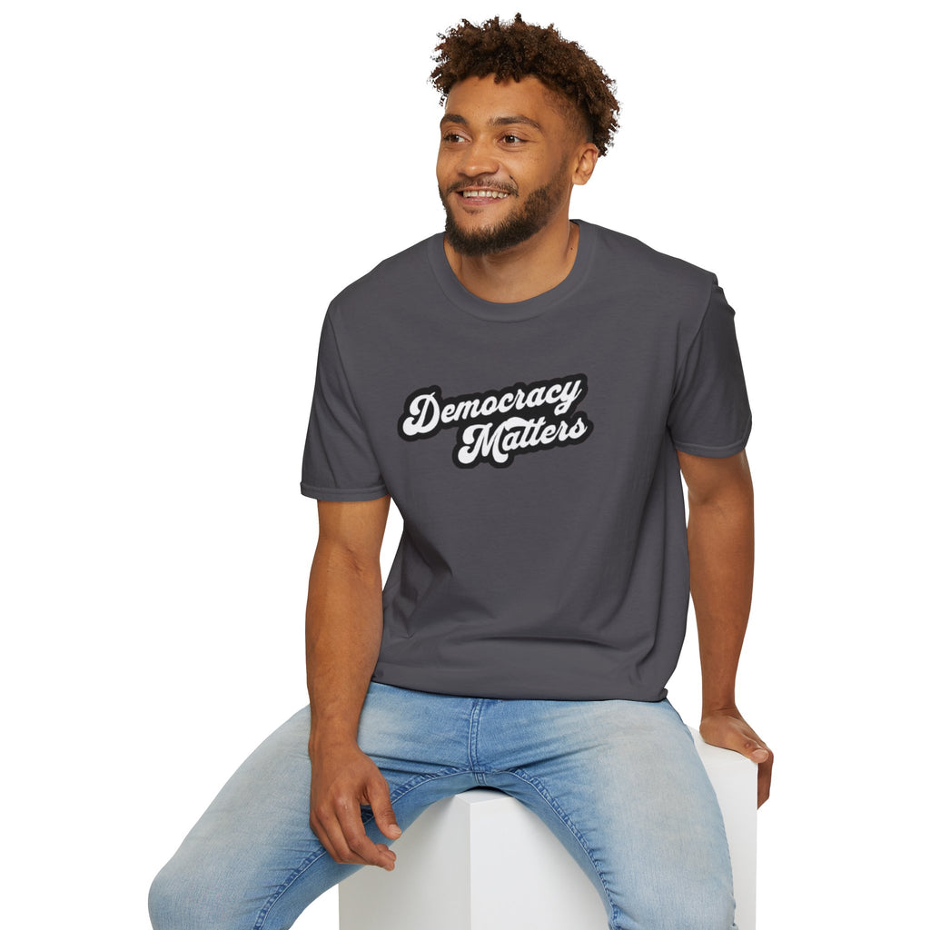 Camiseta unisex de estilo suave con gráficos "La democracia importa" y "Nosotros, el pueblo, estamos cabreados".