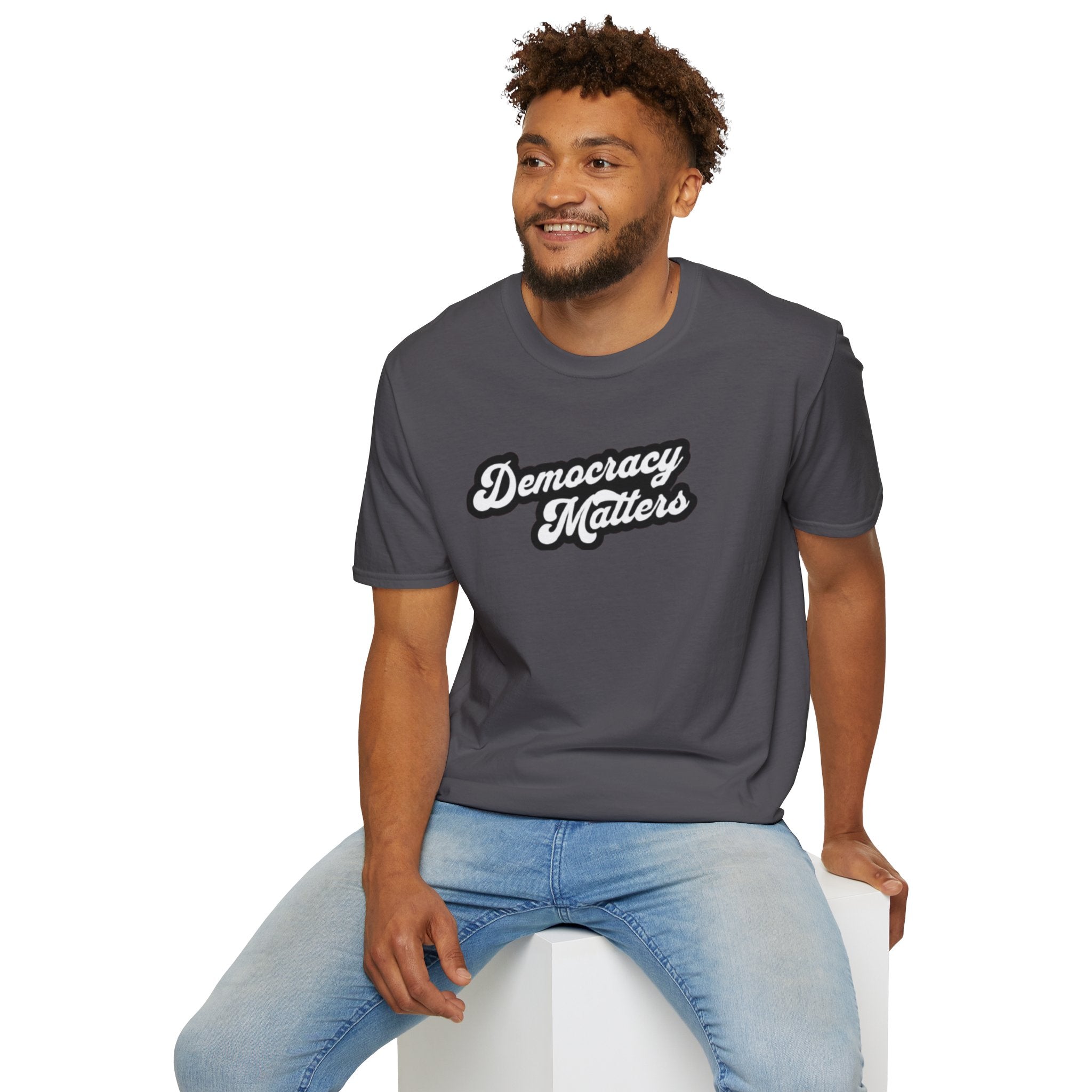 Camiseta unisex de estilo suave con gráficos "La democracia importa" y "Nosotros, el pueblo, estamos cabreados".