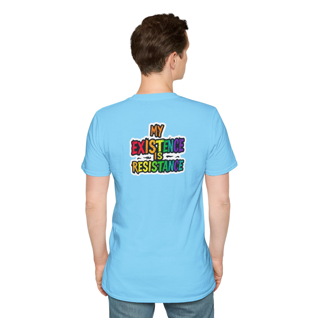 Camiseta unisex Softstyle - Diseño de corazón de orgullo con la frase 'La existencia es resistencia'