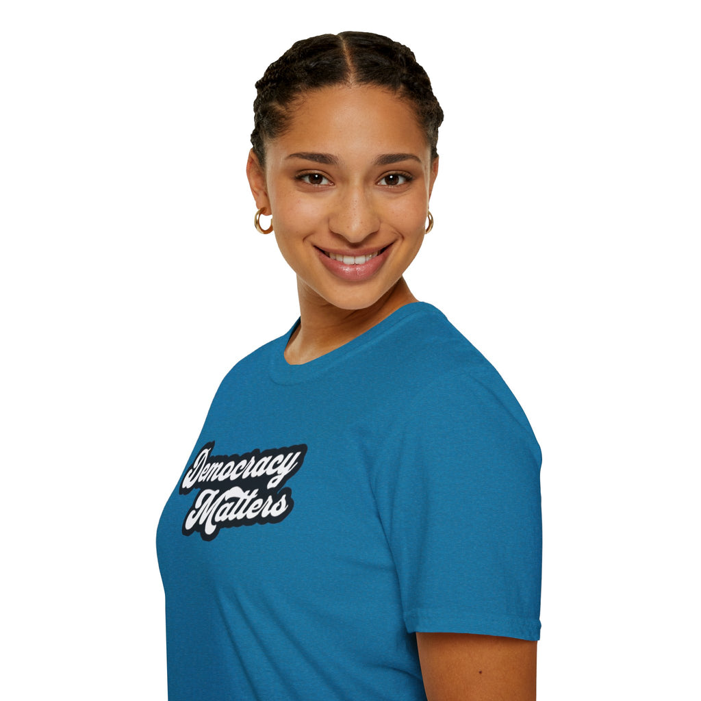 Camiseta unisex de estilo suave con gráficos "La democracia importa" y "Nosotros, el pueblo, estamos cabreados".