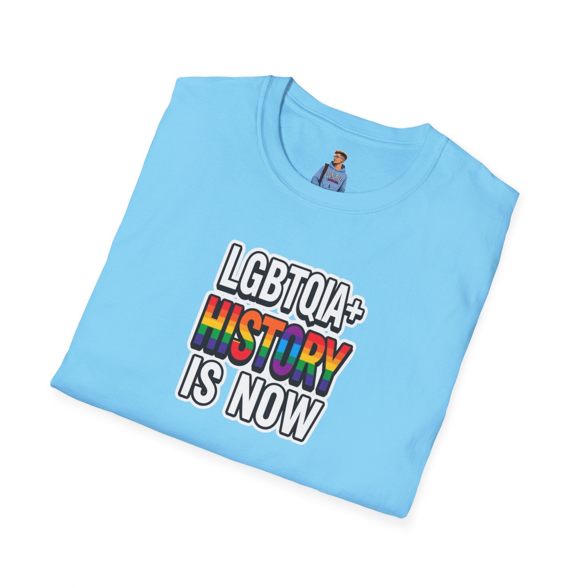 Camiseta unisex de estilo suave con la historia LGBTQIA+ ahora