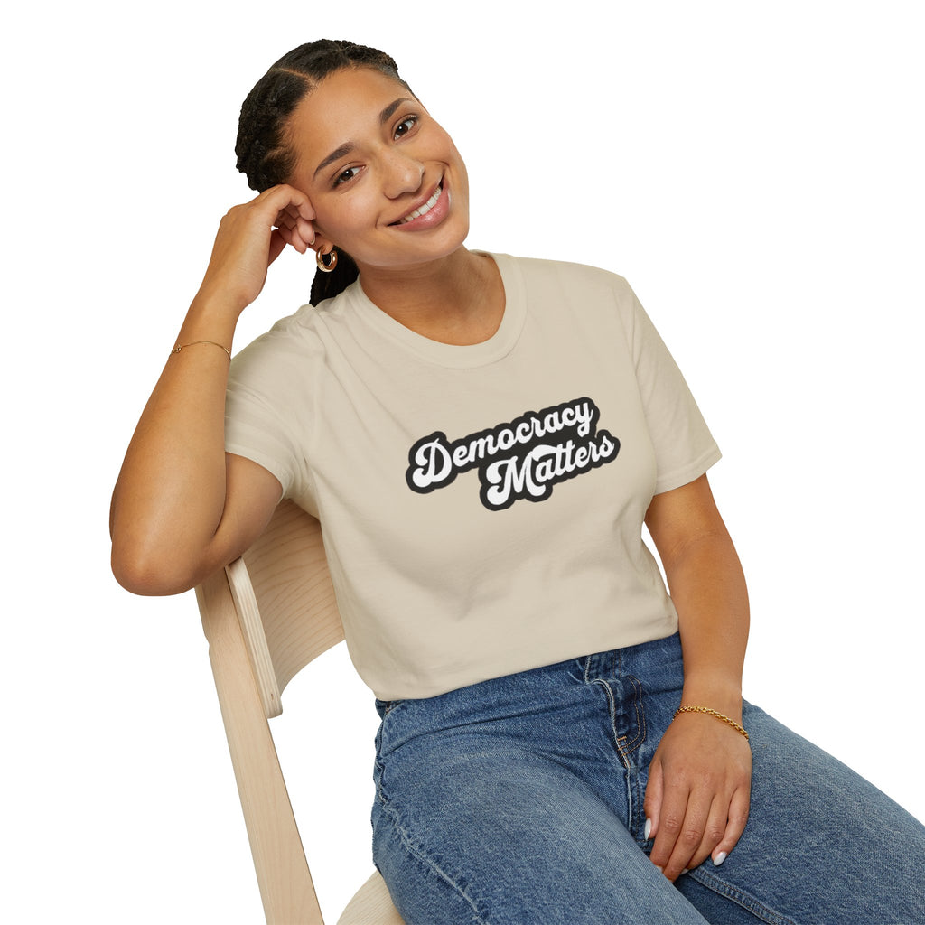 Camiseta unisex de estilo suave con gráficos "La democracia importa" y "Nosotros, el pueblo, estamos cabreados".