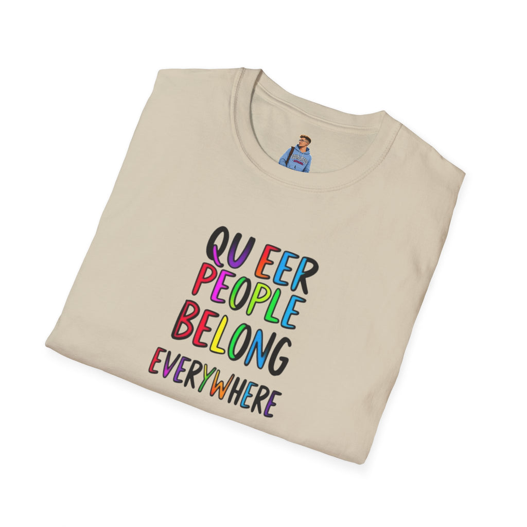 Camiseta unisex de estilo suave Queer Pride: "Las personas queer pertenecen a todas partes"