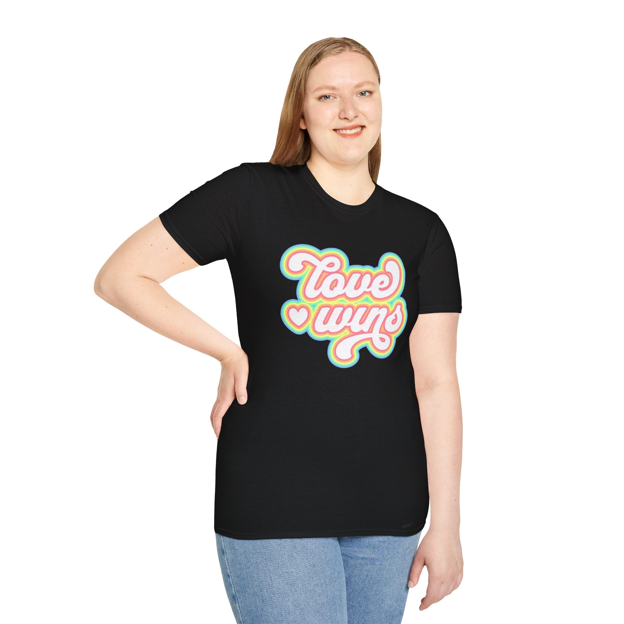 Camiseta unisex de estilo suave Love Wins: vibraciones positivas para el orgullo y el uso diario