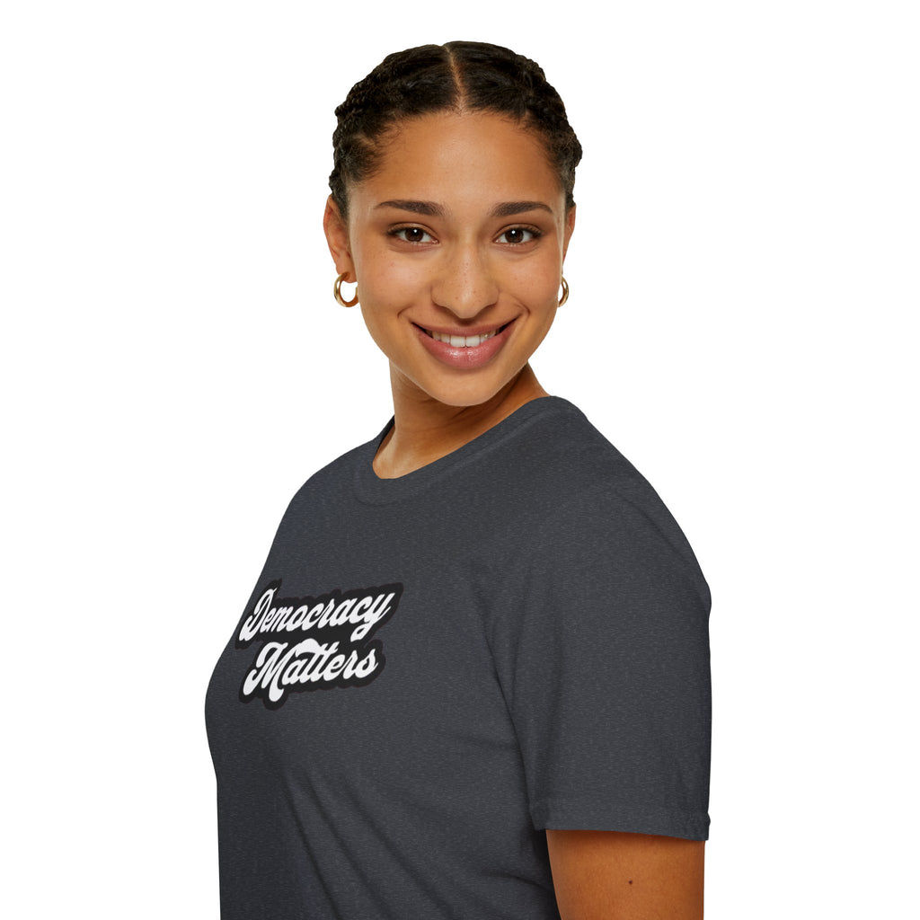 Camiseta unisex de estilo suave con gráficos "La democracia importa" y "Nosotros, el pueblo, estamos cabreados".