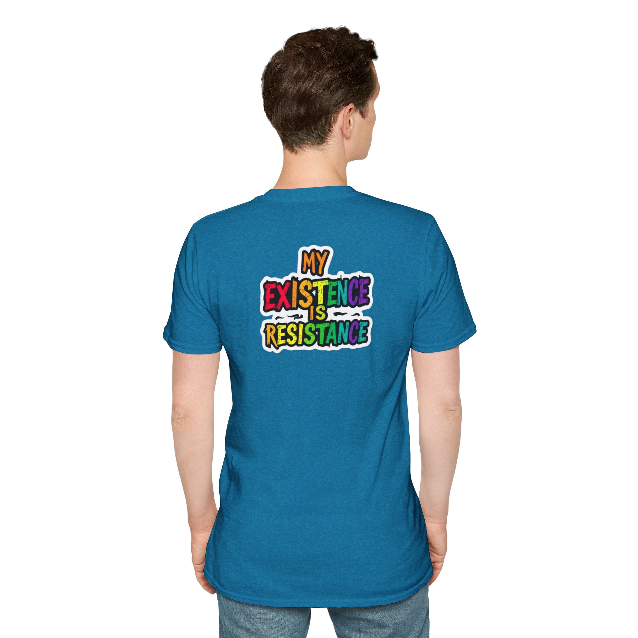 Camiseta unisex Softstyle - Diseño de corazón de orgullo con la frase 'La existencia es resistencia'