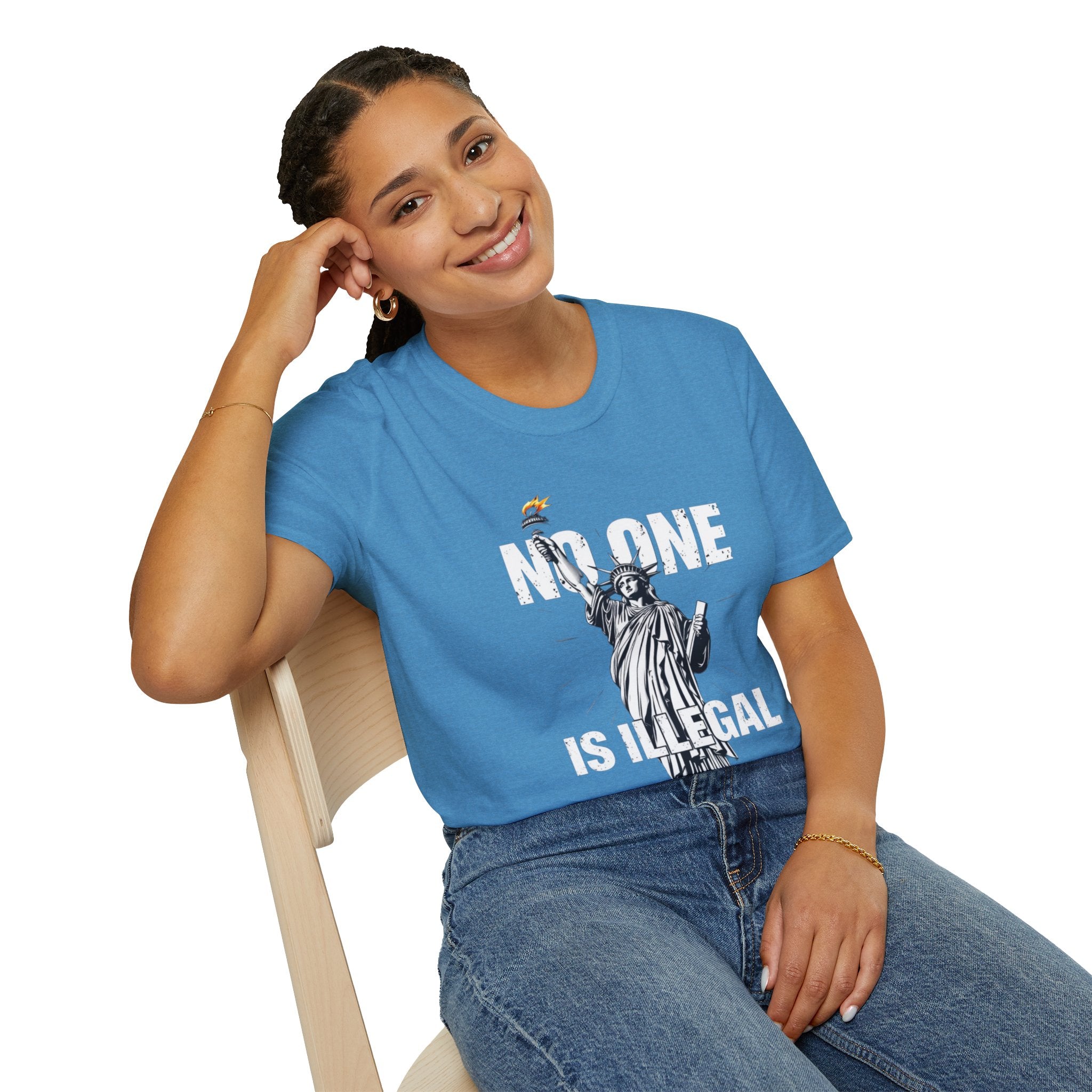 Camiseta unisex de estilo suave: camiseta gráfica con el lema "Nadie es ilegal" para defensores de la justicia social