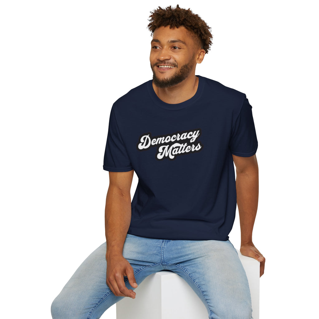 Camiseta unisex de estilo suave con gráficos "La democracia importa" y "Nosotros, el pueblo, estamos cabreados".