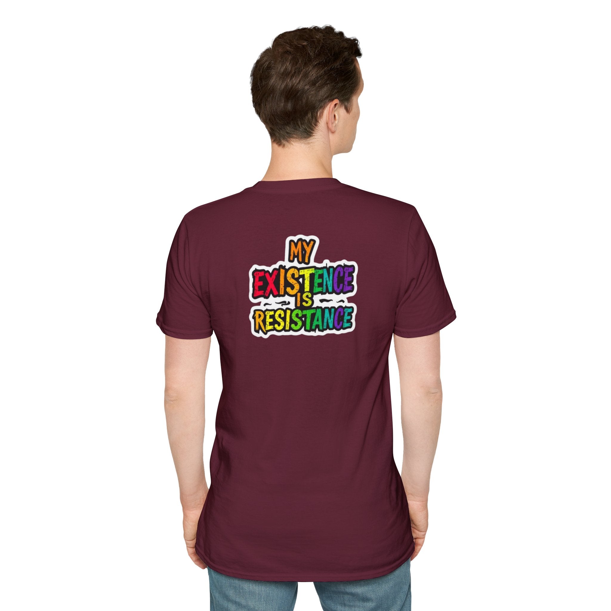 Camiseta unisex Softstyle - Diseño de corazón de orgullo con la frase 'La existencia es resistencia'
