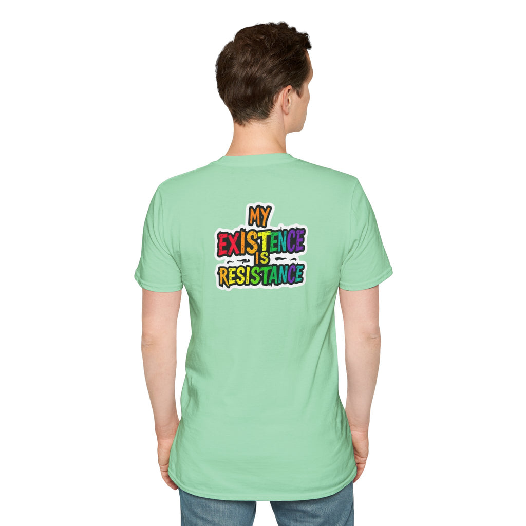 Camiseta unisex Softstyle - Diseño de corazón de orgullo con la frase 'La existencia es resistencia'