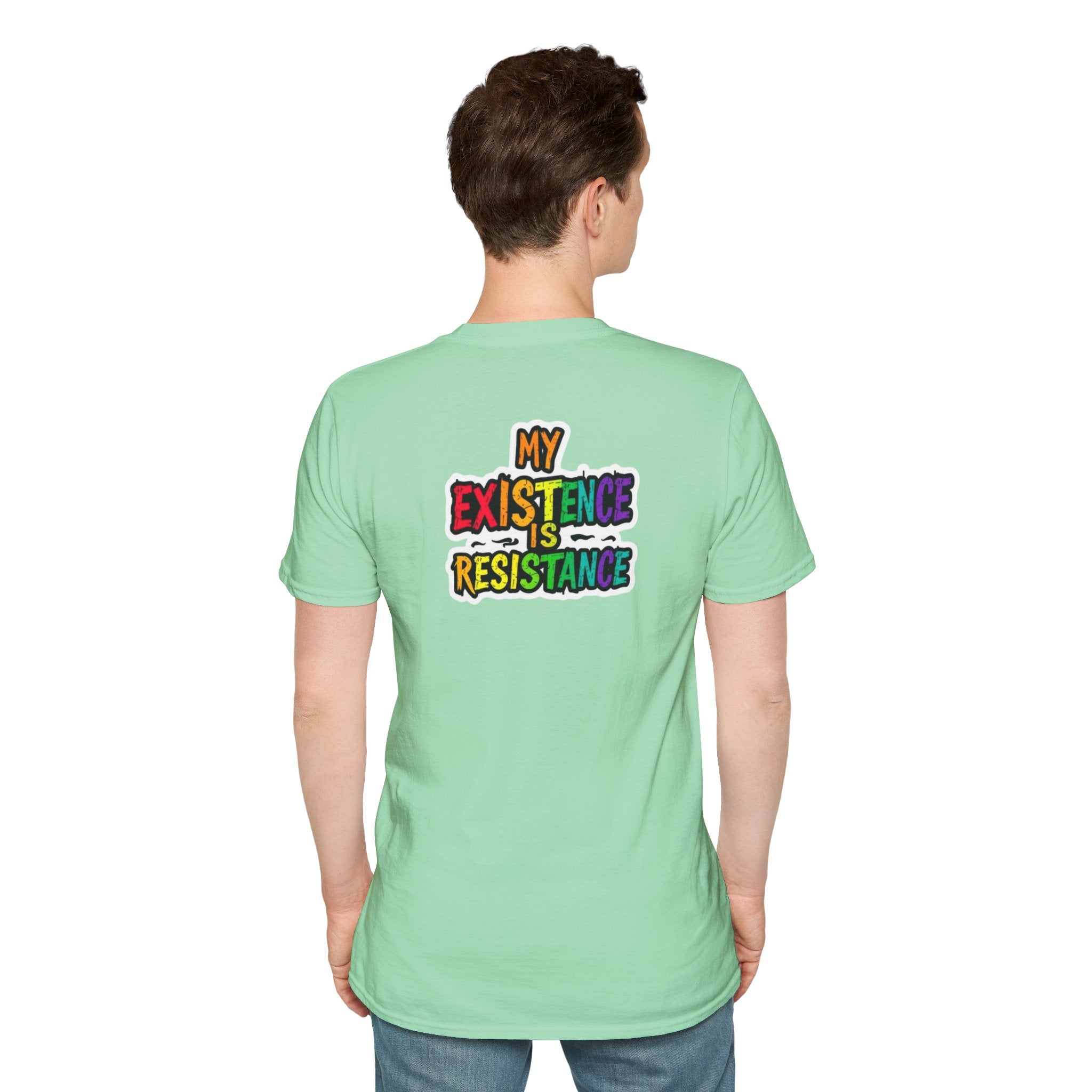 Camiseta unisex Softstyle - Diseño de corazón de orgullo con la frase 'La existencia es resistencia'