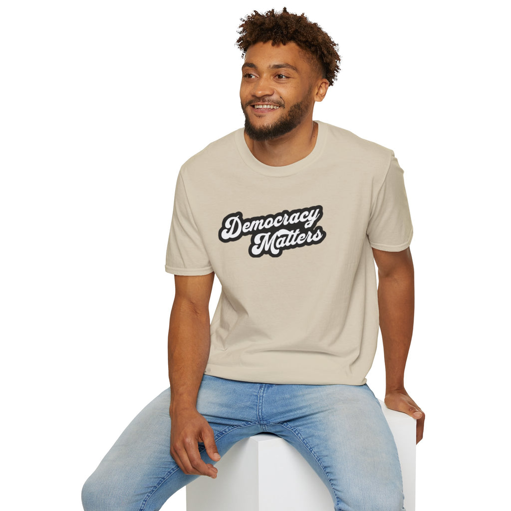 Camiseta unisex de estilo suave con gráficos "La democracia importa" y "Nosotros, el pueblo, estamos cabreados".