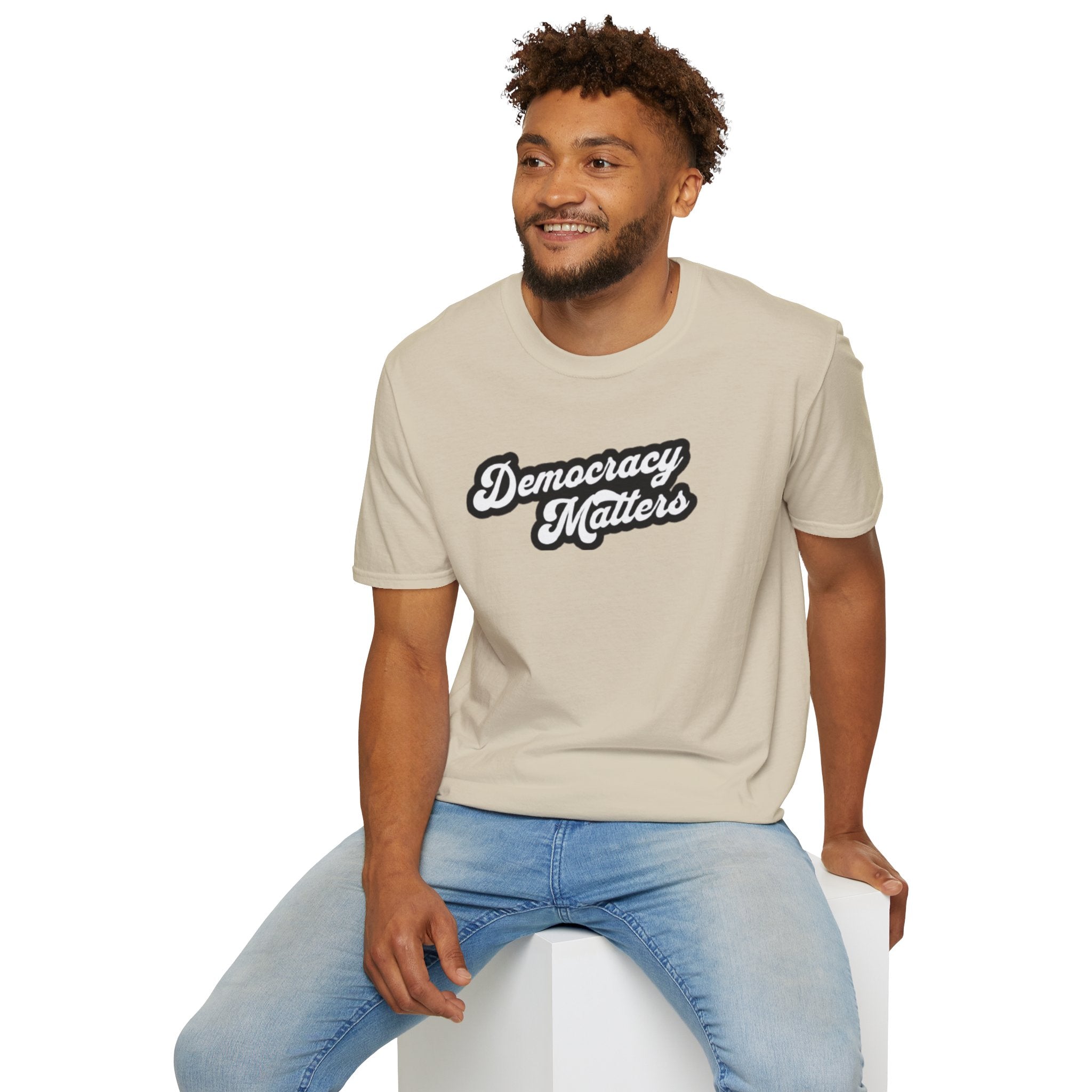 Camiseta unisex de estilo suave con gráficos "La democracia importa" y "Nosotros, el pueblo, estamos cabreados".