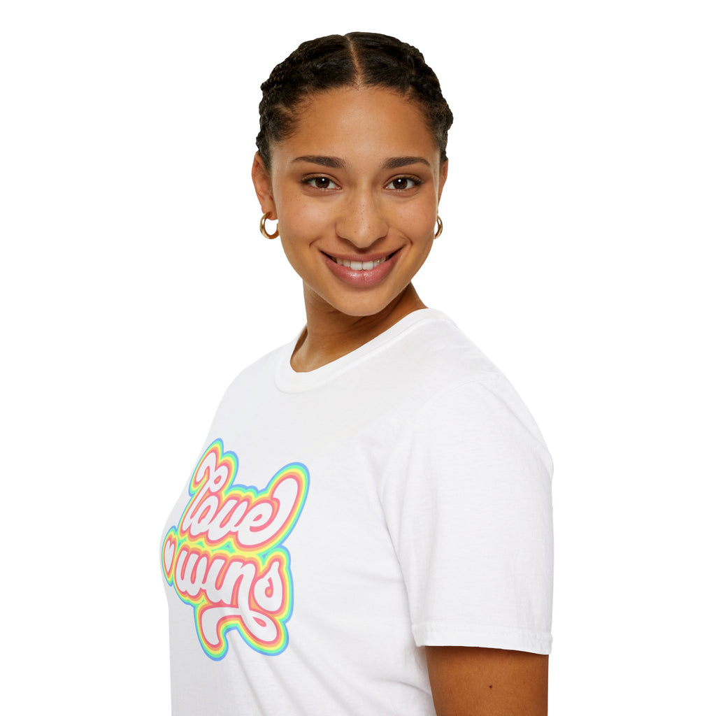 Camiseta unisex de estilo suave Love Wins: vibraciones positivas para el orgullo y el uso diario